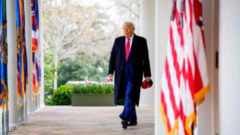 Дональд Трамп прибывает, чтобы выступить во время объявления о торговле «Сделай Америку богатым» в Роза Гарден в Белом доме 2 апреля