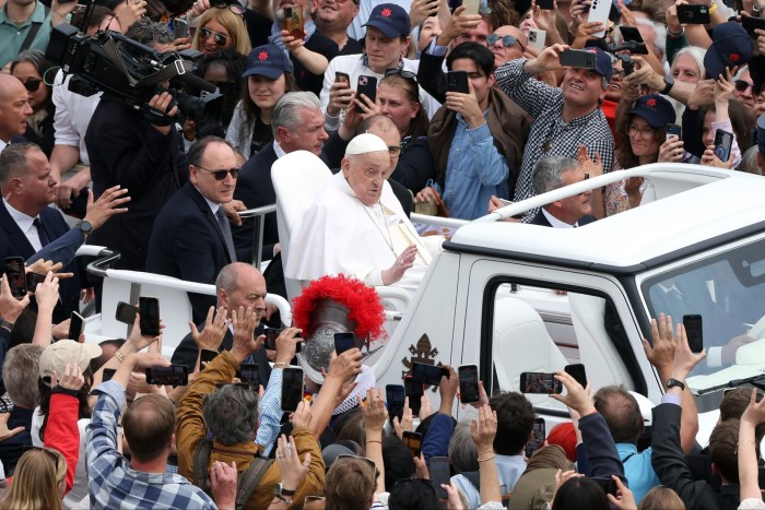 Папа Франциск поездка на площади Петра на Popemobile в конце Святой Мессы в воскресенье