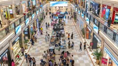 Покупатели в торговом центре DLF Promenade в Нью -Дели, Индия