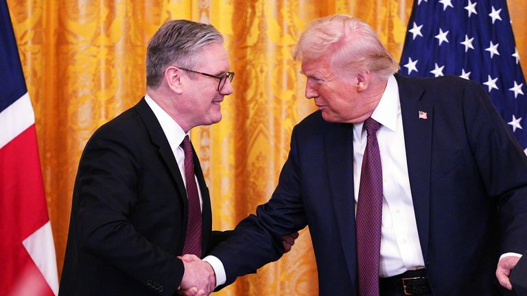 Сэр Кейр Стармер и Дональд Трамп встряхивают руки на пресс -конференции в Белом доме 27 февраля. PIC: AP
