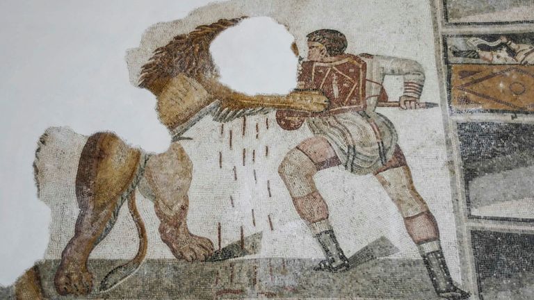 Древняя римская мозаика, изображающая гладиатора, сражающегося с львом. PIC: Reuters