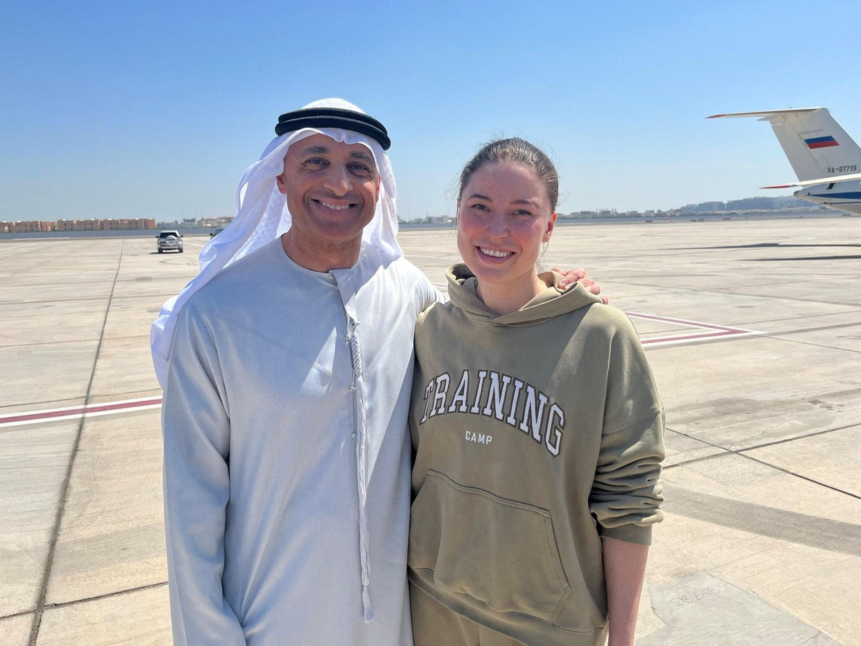 Yousef al Otaiba, посол из ОАЭ в США, позирует для картины с российско-американским двойным гражданином Ксении Карелина после обмена в обмене заключенным в аэропорту Аль-Батина в Абу-Даби 