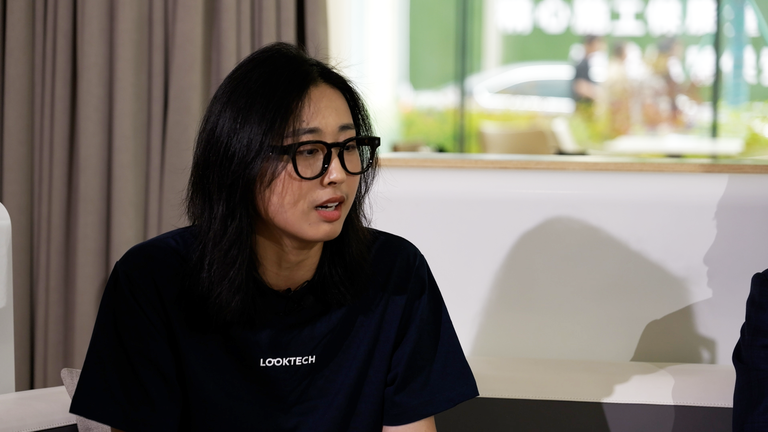 Грейс Чжэн работает в Looktech, компании, которая производит изображения AI очков из Хелен-Энн Смит VT о городе Ханчжоу, в провинции Чжэцзян, получила название «Силиконовая долина Китая»