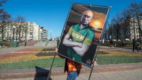 Плакат с иллюстрацией Владимира Путина в рубашке со словом «Крым», напечатанной спереди
