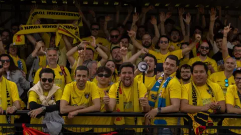 RB Media Десятки испанских футбольных фанатов в футбольных рубашках Harborough Town