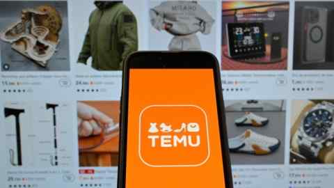 Логотип китайской компании электронной коммерции TEMU отображается на мобильном телефоне