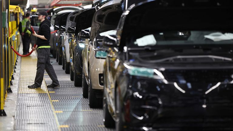Сотрудник работает на производственной линии на фабрике Jaguar Land Rover в Солихалле, Британия, 15 декабря 2022 года. Reuters/Phil Noble