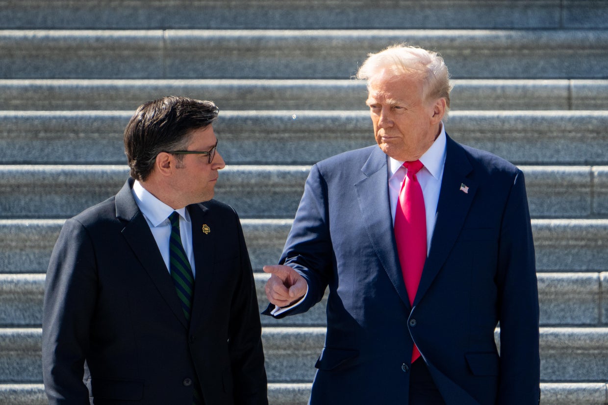 Спикер дома Майк Джонсон, слева, говорит с президентом Трампом на шагах дома после ежегодного обеда «Друзья Ирландии» в Капитолии США в среду, 12 марта 2025 года. 