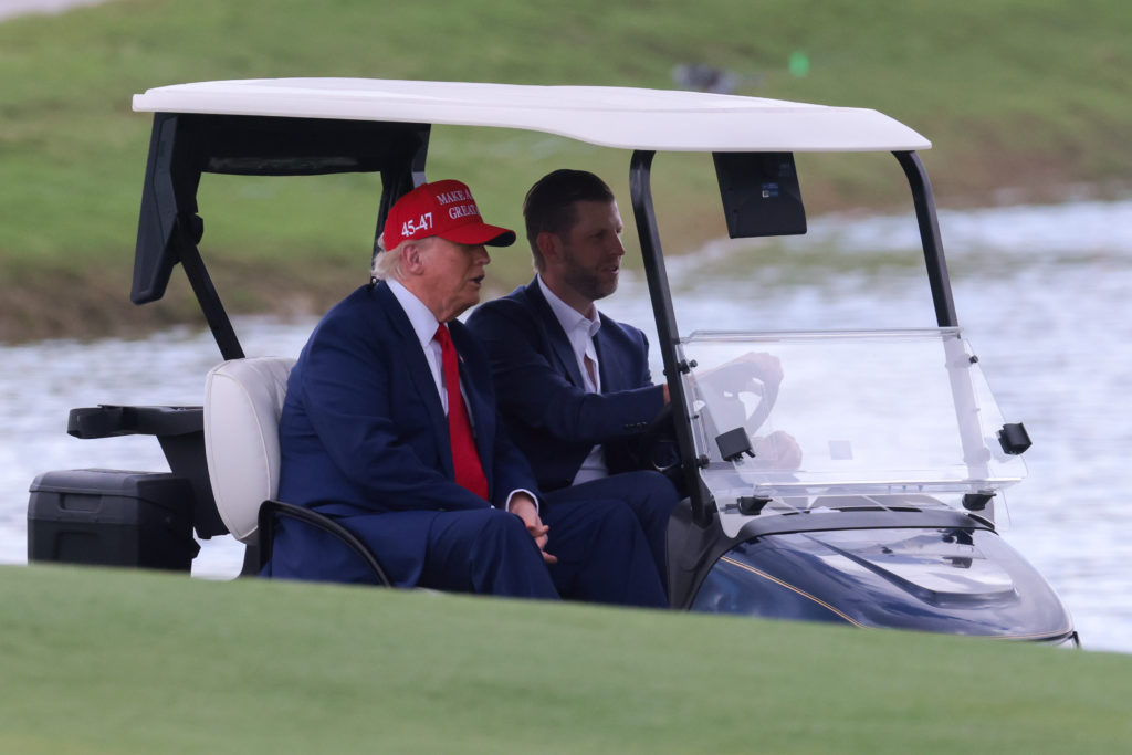 Гольф: Liv Golf Miami - первый раунд