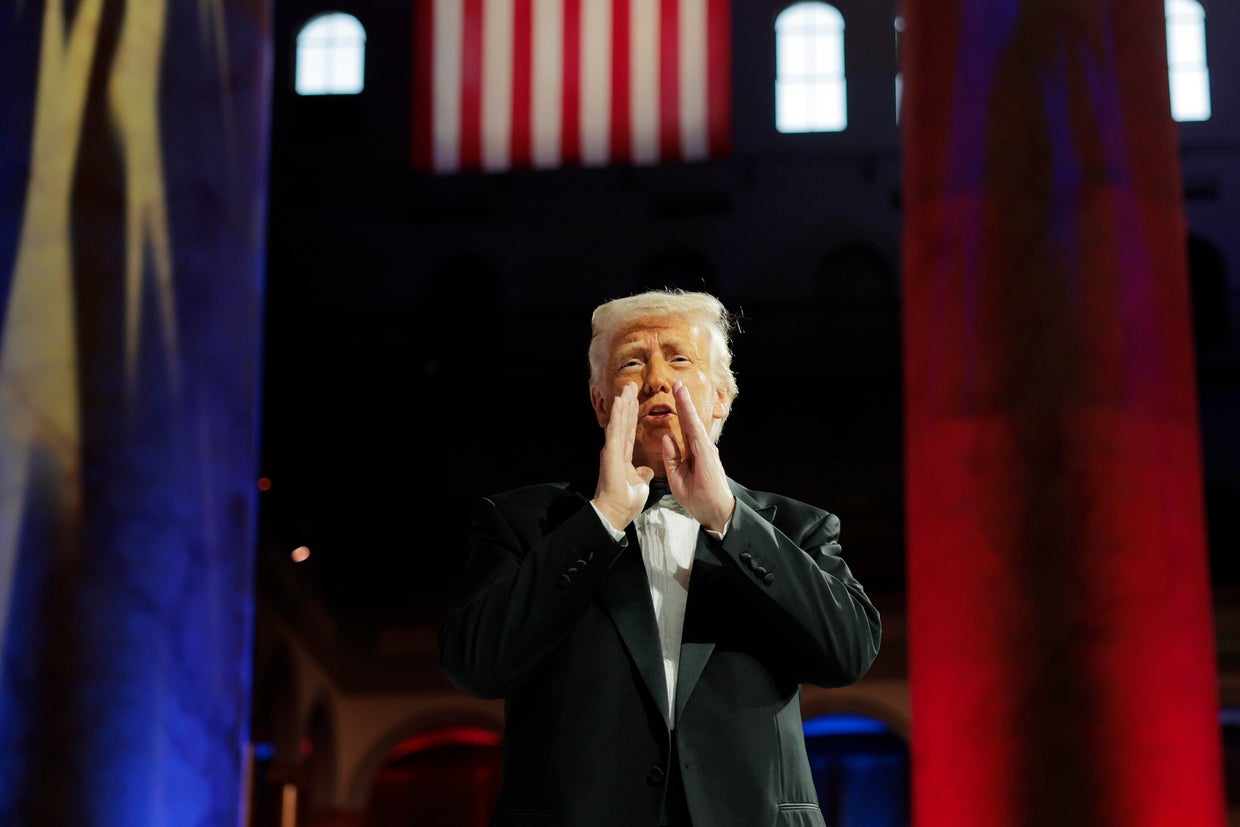 Президент Трамп приходит, чтобы выступить на Ужин национального республиканского комитета Конгресса (NRCC) в Национальном музее строительства 8 апреля 2025 года в Вашингтоне, округ Колумбия. 
