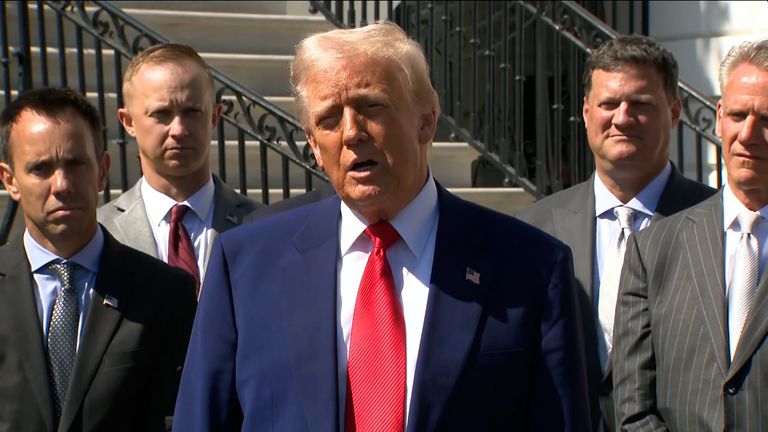 Спросил, почему он опубликовал "быть крутым" Дональд Трамп сказал журналистам всего за несколько часов до объявления о изменении тарифа, сказал журналистам, "Я думал, что люди немного прыгают из линии."