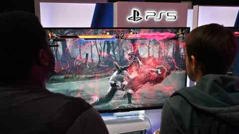 Два геймера играют «Tekken 8» на PlayStation 5