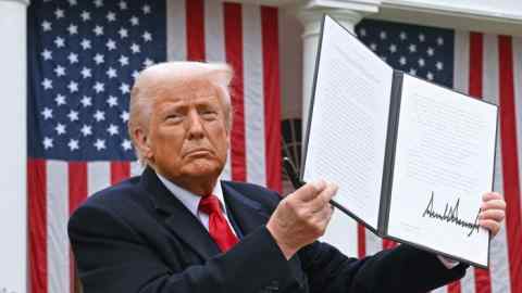Президент США Дональд Трамп имеет подписанный исполнительный приказ после того, как выступил с замечаниями по взаимным тарифам