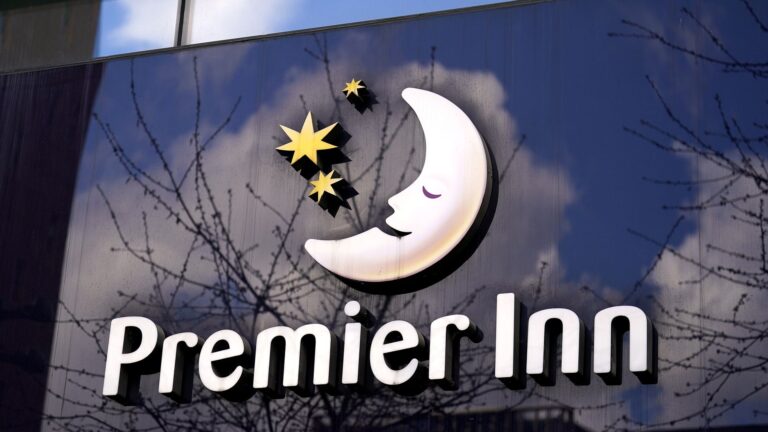 Кандидаты на стул сражаются, чтобы зарегистрироваться в Premier Inn-владельцу Whitbread | Денежные новости