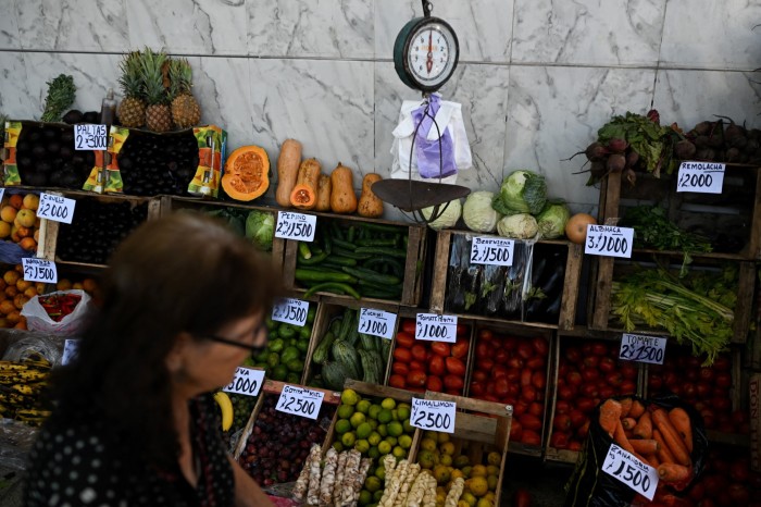 Человек магазинов для продуктов в Буэнос -Айресе