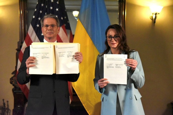 Министр финансов США Скотт Бессент и первый заместитель премьер -министра Украины Юлия Свиренко