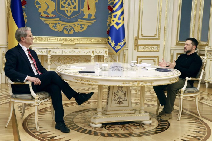 Украинский президент Volodymyr Zelenskyy (R) и министр казначейства США Скотт Бесцент Переговоры в KYIV в феврале