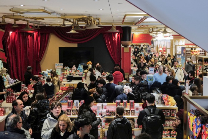 Люди в магазине игрушек FAO Schwarz в Нью -Йорке