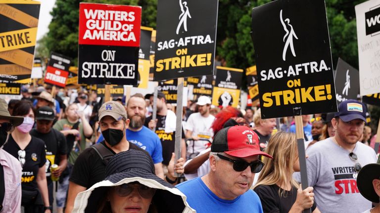 Фото: GOTPAP/Star Max/IPX 2023 13.09.23 Атмосфера в SAG-AFTRA и WGA Strike 13 сентября 2023 года в Netflix для Paramount Sag Aftra Solidarity March в Голливуде, штат Калифорния.