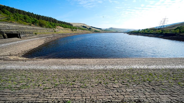 Вид на уровни воды в Вудхедском водохранилище в Лонгдендейле, Дербишир.   PIC: PA