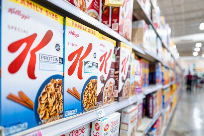 Ящики с специальными K Hellogg Kereal на полках в продуктовом магазине в Техасе, США, 6 мая 2025 года.