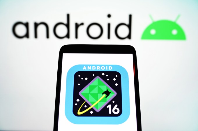 На этой фото -иллюстрации логотип Android 16 можно увидеть на экране смартфона