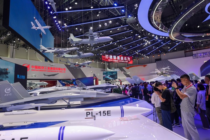 Масштабные модели истребителя J-15T и ракеты PL-15 