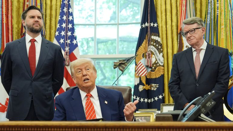 Президент Дональд Трамп, центр, с LR., Вице -президент JD Vance и британский посол в Соединенных Штатах Питером Мандельсоне, что выступило с торгами о торговой сделке между США и Великобританией в Овальном офисе Белого дома, в четверг, 8 мая 2025 года, в Вашингтоне. (AP Photo/Evan Vucci)