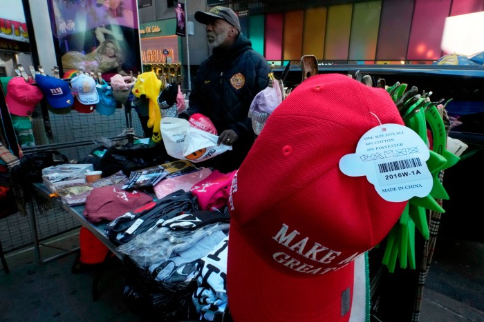 Китайская производительность сделает America Great Again Caps в продаже на Таймс-сквер в Нью-Йорке