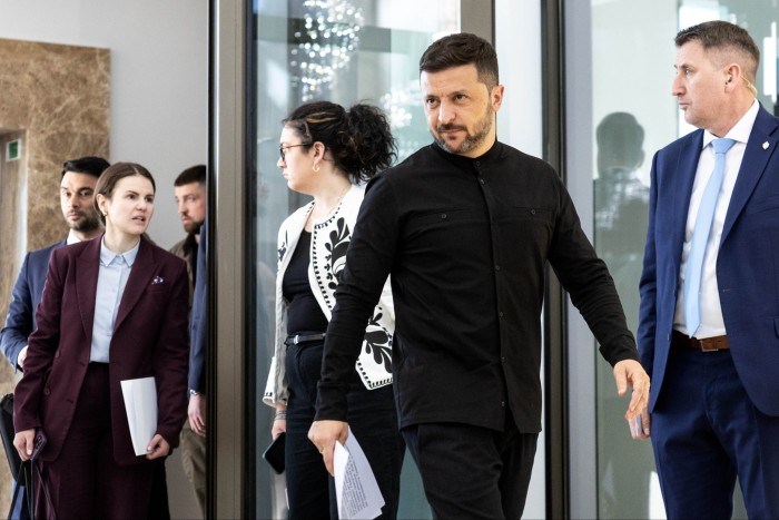 Украинский президент Володимир Зеленски прибывает, чтобы поговорить со СМИ после его встречи с президентом Турции Реджепе Тайипом Эрдоганом в четверг в Анкаре, Турция