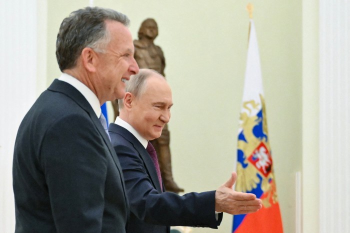 Президент России Владимир Путин приветствует нас специального посланника Стива Виткоффа (слева) до их переговоров в Москве 25 апреля