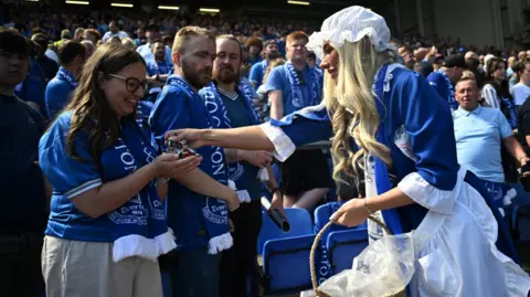 Reuters The Everton Toffee Lady раздала сладости