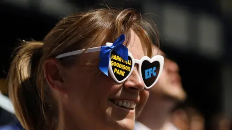 Reuters As Ane Fan Fan's Glasses отображает "Прощай Парк Гудисон" сообщение