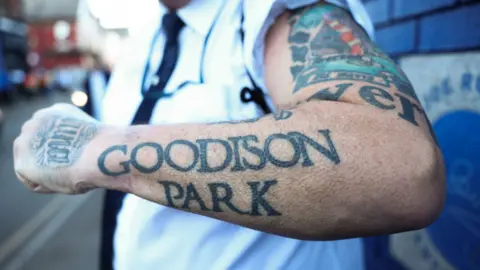 Epa An Everton Fan демонстрирует свою татуированную руку, чтение Goodison Park