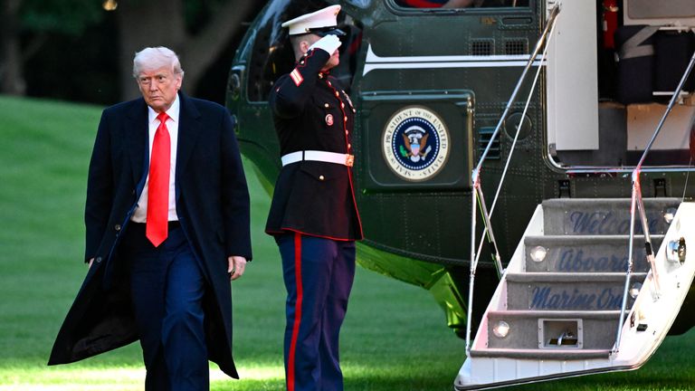 Президент Дональд Трамп прибывает на южную лужайку Белого дома после посещения крипто -ужина.  PIC: AP/Джон Макдоннелл