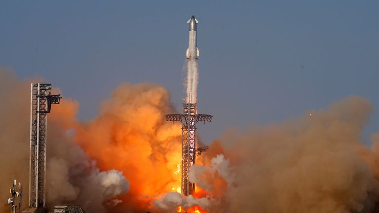 Запуск первоначально пошел, как и планировалось, но разгадал около 30 минут. Pic: Reuters