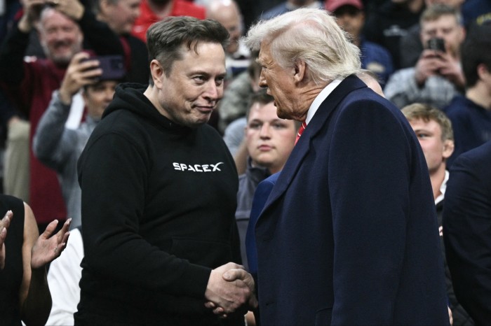 Элон Маск и Дональд Трамп встряхивают руки