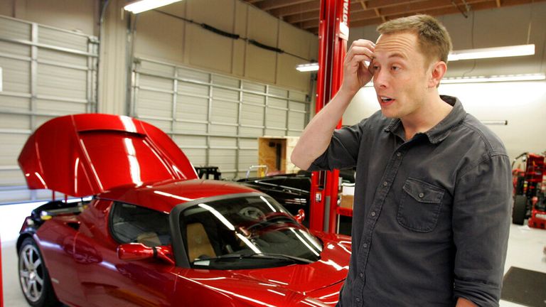 Файл-в этом файле 9 декабря 2008 года генеральный директор Tesla Элон Маск стоит перед спортивным автомобилем Tesla в выставочном зале Tesla в Менло-парке, штат Калифорния. Судья разрешает принять судебный процесс со стороны основателя Tesla Motors, который обвиняет электромобиля и его исполнительного директора Libel, Sland и нескольких других обвинений. Мартин Эберхард утверждает, что мускус несправедливо обвинил его в хорошо документированных финансовых проблемах Теслы в интервью со СМИ и в публикациях в блогах компании. (AP Photo/Paul Sakuma, файл)