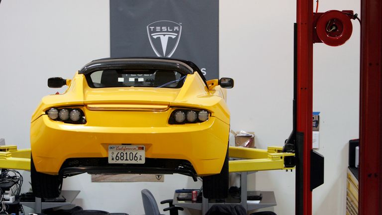 Родстер Тесла показан в Tesla Motors в Сан -Карлосе, штат Калифорния, 30 июня 2008 года. Элон Маск, генеральный директор и крупный инвестор Tesla Motors Inc, иногда издевался над американскими автопроизводителями, рисуя свою неподходящую компанию, так как все, что Детройт хотел бы, если бы он мог начать: Cooler, Greener и объединен в гораздо лучшем районе. Фотография сделана 30 июня 2008 года. Чтобы соответствовать специальному отчету Tesla/Reuters/Robert Galbraith/Files (Соединенные Штаты - Теги: Бизнес транспортной среды)