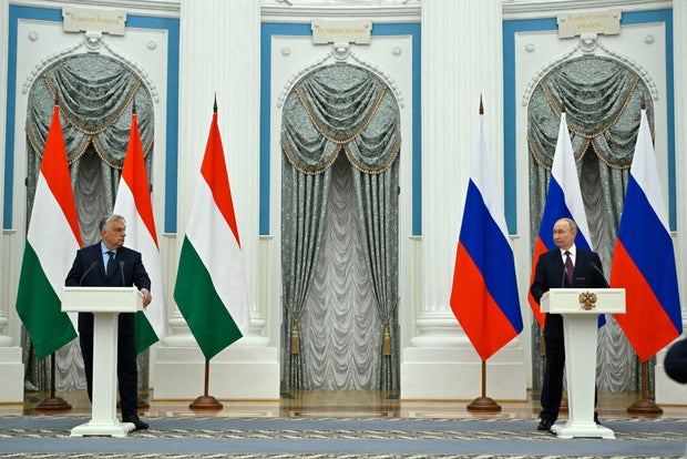 Президент России Владимир Путин и премьер -министр Венгрии Виктор Орбан доставят совместное заявление о прессе после их переговоров в Кремле в Москве 5 июля 2024 года. 