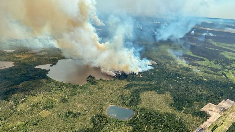 Дым поднимается от лесного пожара LWF090, картинка лесного пожара на озере Карибу: лесной пожар Альберты/Рейтер
