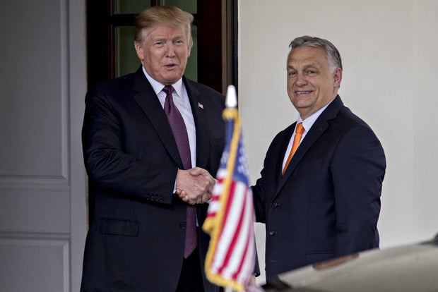 Президент Дональд Трамп пожимает руки с венгерским премьер -министром Виктором Орбаном возле западного крыла Белого дома в понедельник, 13 мая 2019 года. 