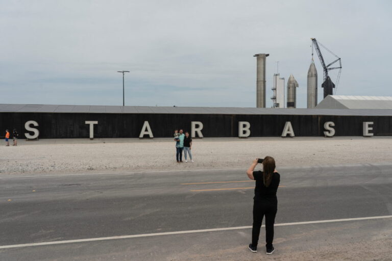 Избиратели в Техасе утверждают, что SpaceX Rocket Sact