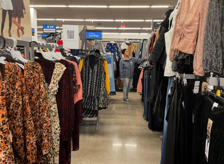 Walmart поднимет цены из -за тарифных расходов