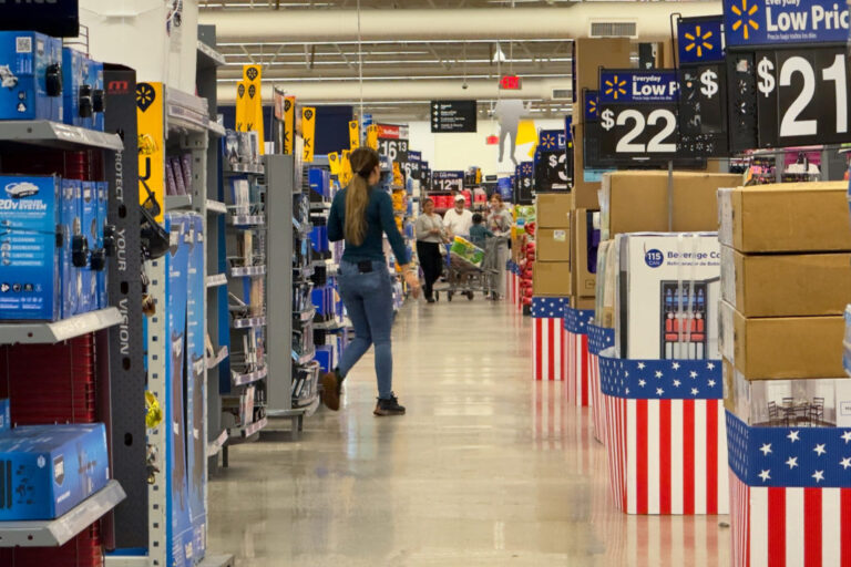 «Я буду смотреть»: Трамп говорит Walmart съесть стоимость своих тарифов, а не повышать цены