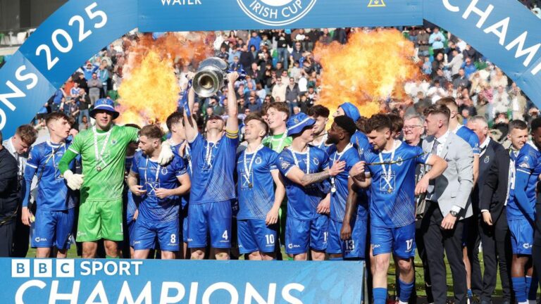 Кубок Ирландии: Dungannon Swifts победил Cliftonville по штрафам, чтобы выиграть первый ирландский кубок