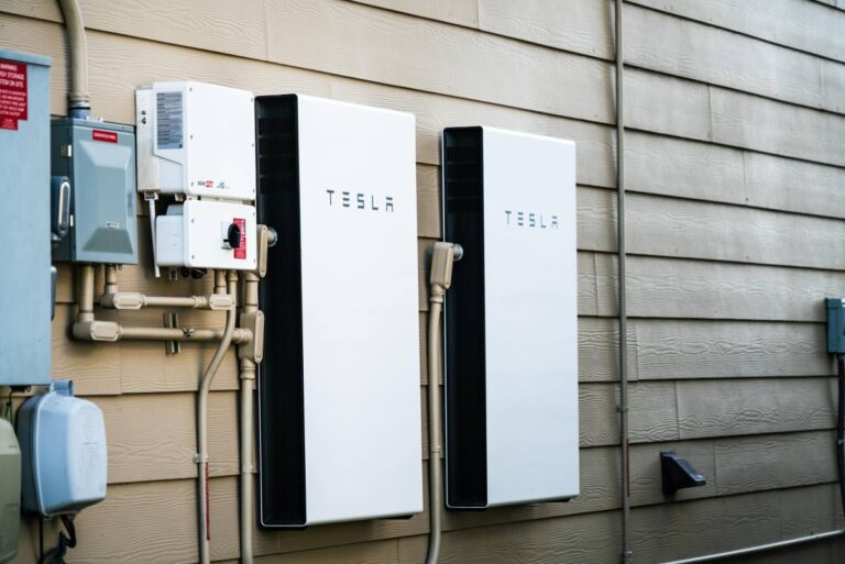 Бизнес Tesla по хранению энергии втягивается в нисходящую спираль компании