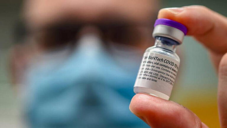 Кто имеет право на выстрел в Covid? Что узнать о последних изменениях FDA