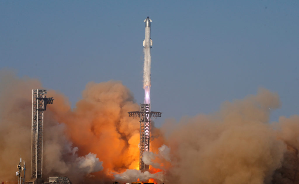 SpaceX в СПАСКИЙ Звездном корабле на вершине его супер-тяжелого усиления запускается