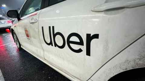 Машина с логотипом Uber